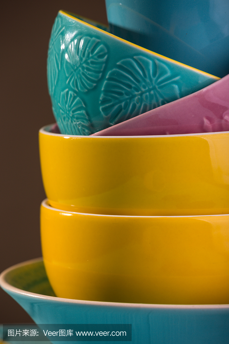 明亮的陶瓷杯和碗,蓝色,黄色和粉红色