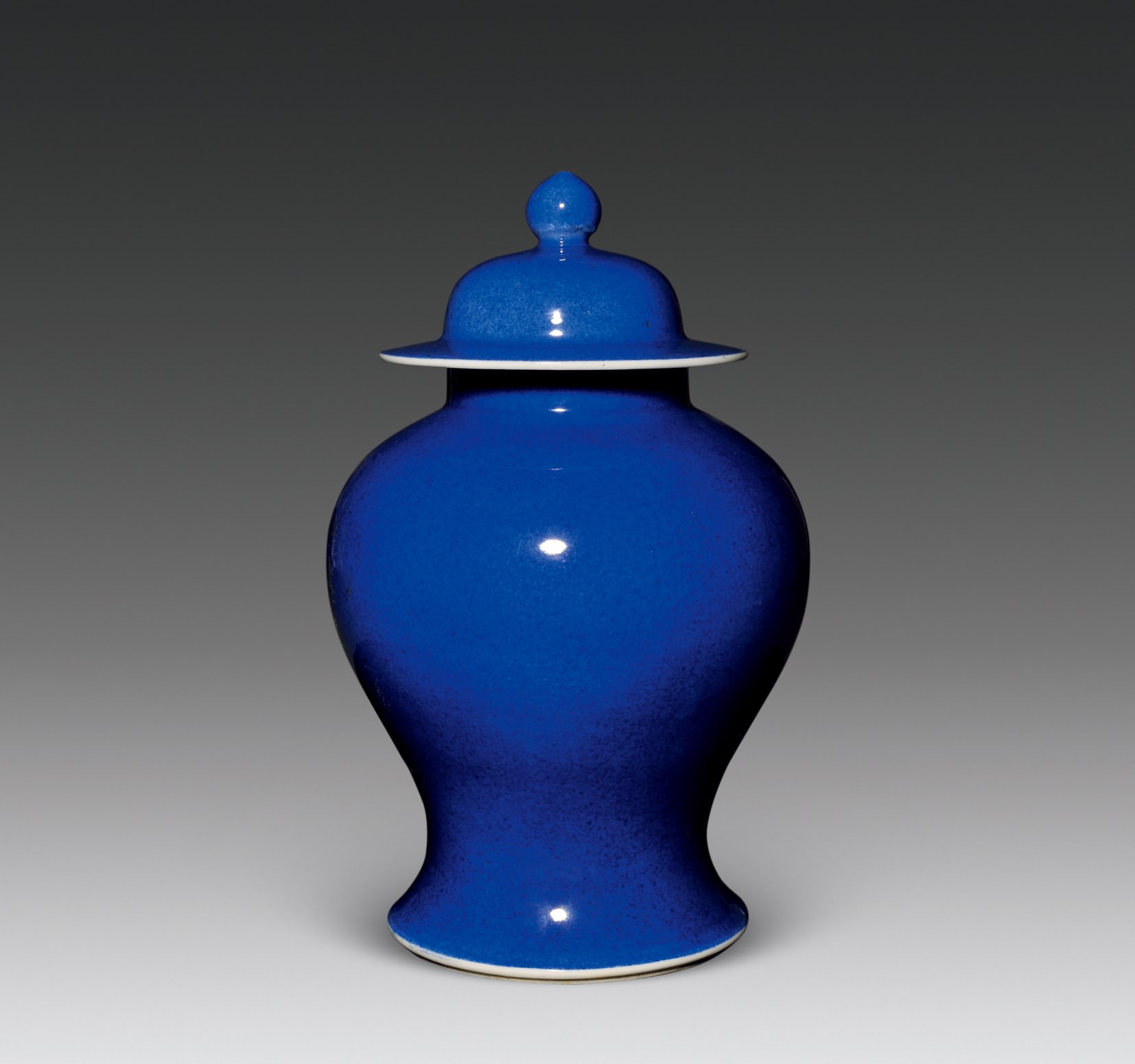 蓝釉瓷有自然形成的窄齐白边“灯草口”,器里也是蓝或白两种颜色